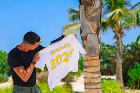 أين وقع كريستيانو رونالدو عقد تجديده مع النصر؟ (فيديو)